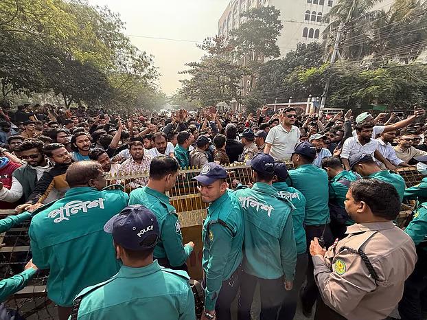 ছাত্রদল নির্বাচনী ইস্যুতে ইসির সামনে অবস্থান কর্মসূচি পালন করছে